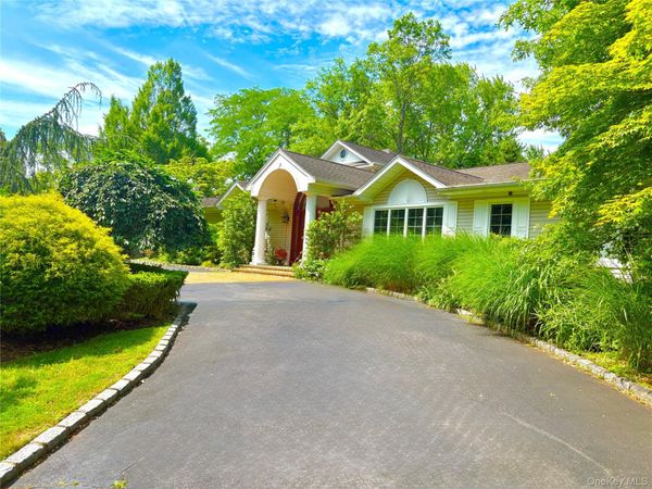 20 Astro Place, Dix Hills, NY 11746