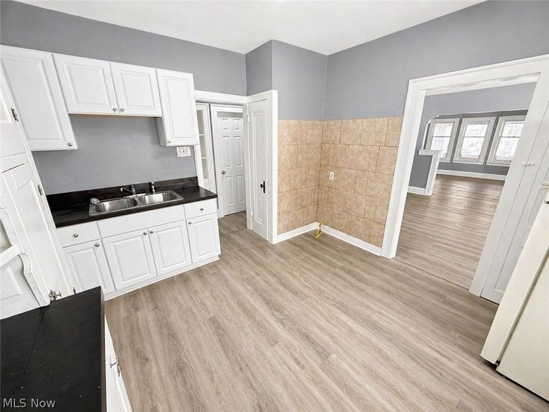908 Work Drive , Akron, OH 44320 Photo 4