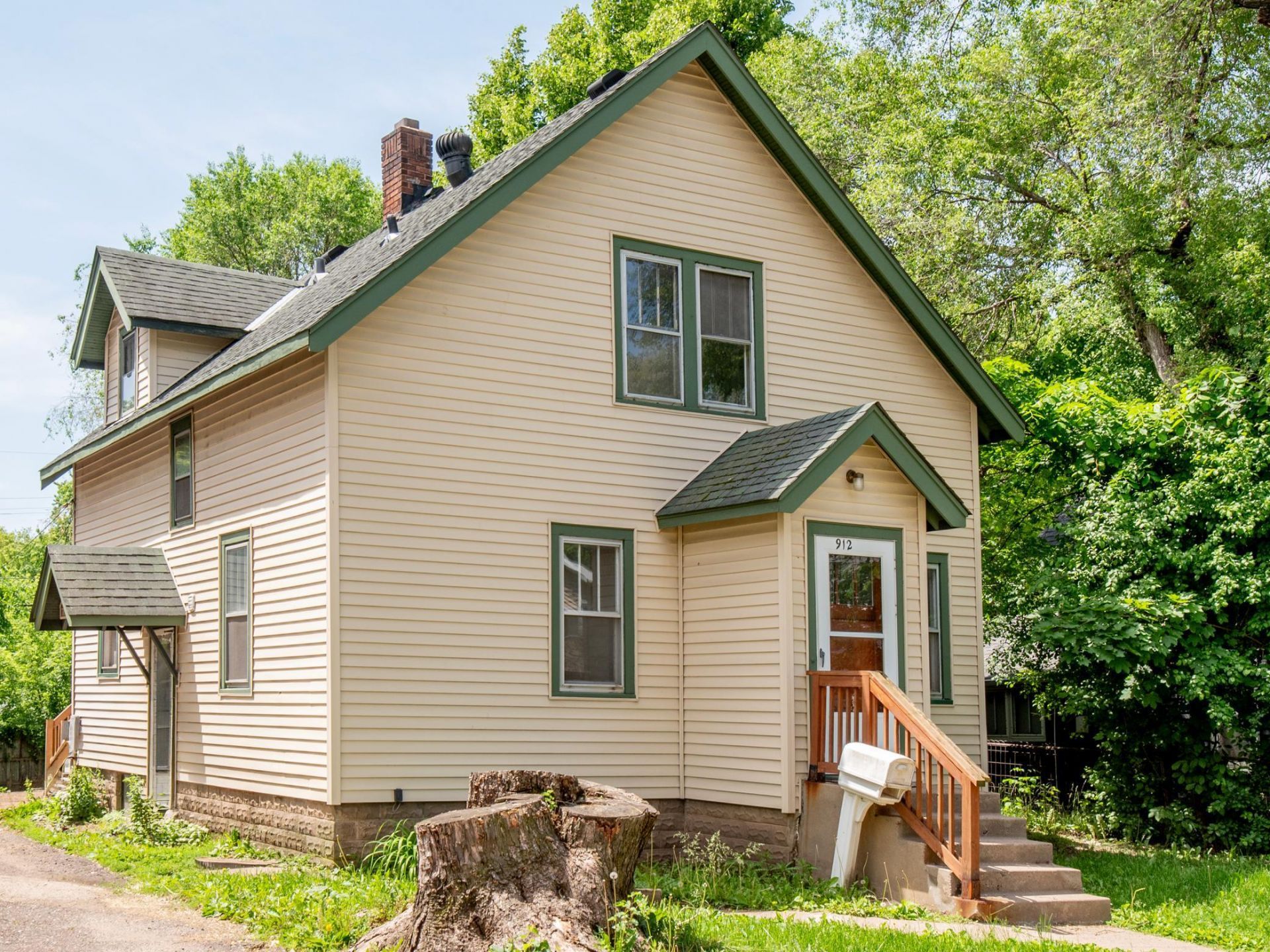 912 Fremont Avenue , Saint Paul, MN 55106