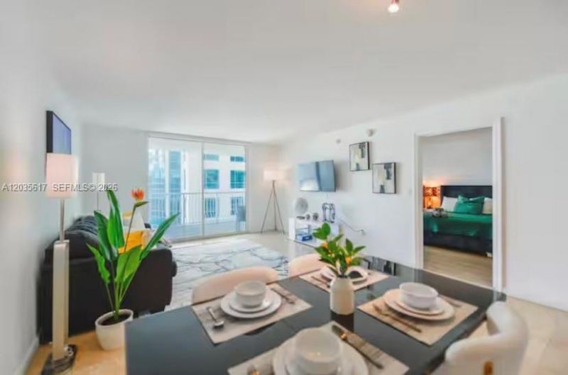 1200 Brickell Bay Dr, Unit 3318, Miami, FL 33131 Photo