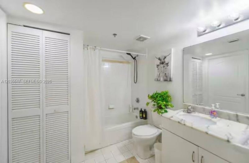 1200 Brickell Bay Dr, Unit 3318, Miami, FL 33131 Photo