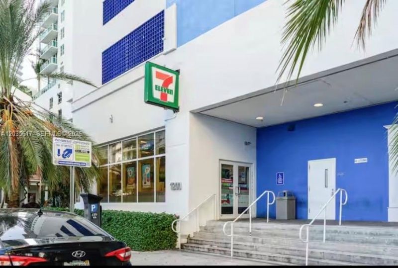 1200 Brickell Bay Dr, Unit 3318, Miami, FL 33131 Photo