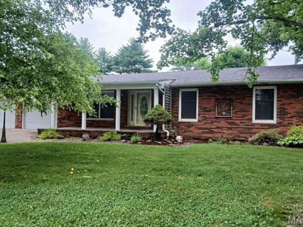 803 W Miller Drive, Staunton, IL 62088