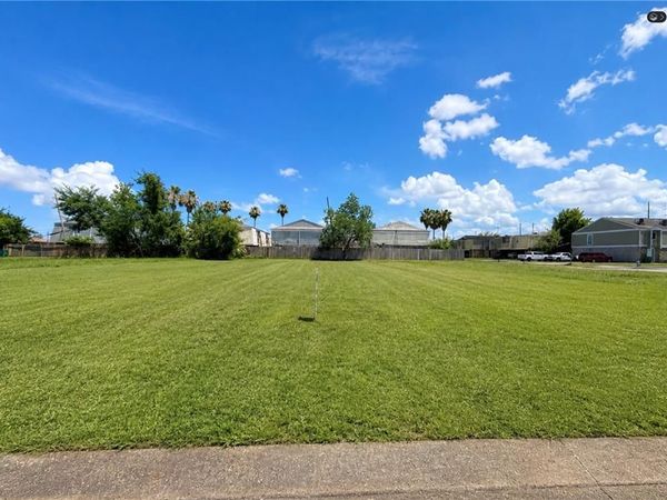 KINGS Road , Harvey, LA 70058