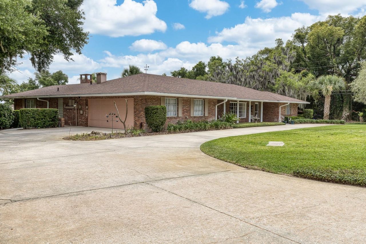 900 N Citrus Avenue, Howey in the Hills, FL 34737 Photo