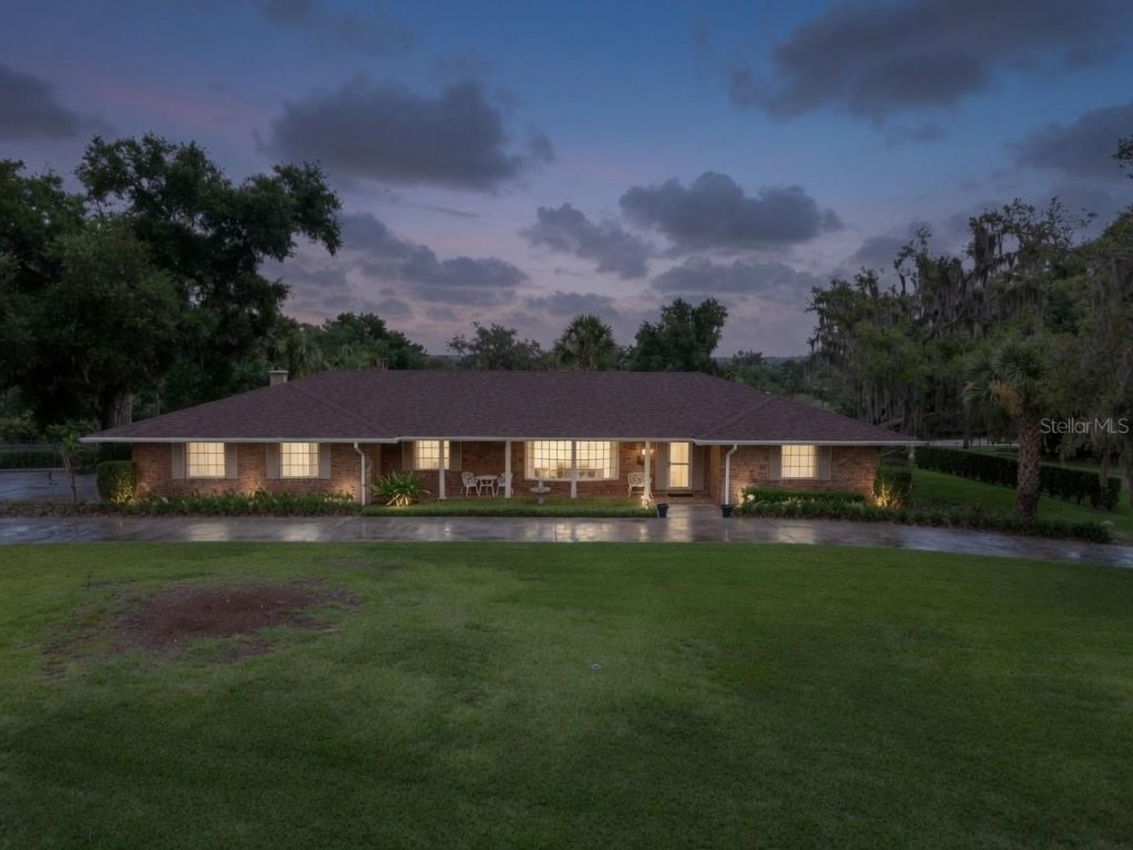 900 N Citrus Avenue, Howey in the Hills, FL 34737 Photo