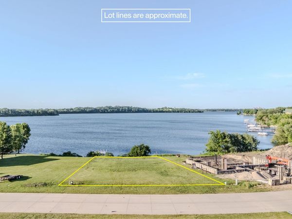 150 West Bay Rd , Lake Park, IA 51347