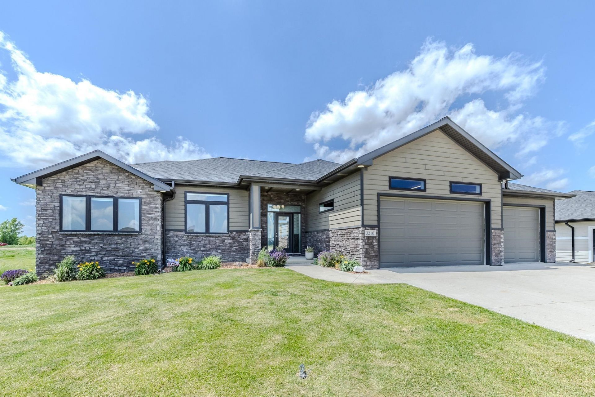 3210 Jolly Ct, Spirit Lake, IA 51360 Main Photo
