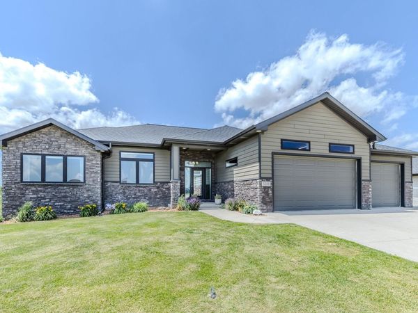 3210 Jolly Ct, Spirit Lake, IA 51360