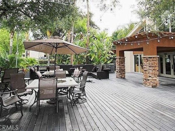 21520 Burbank, Unit 211, Woodland Hills, CA 91367