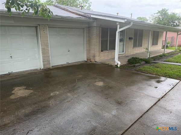 306 Avalon Avenue , Port Lavaca, TX 77979