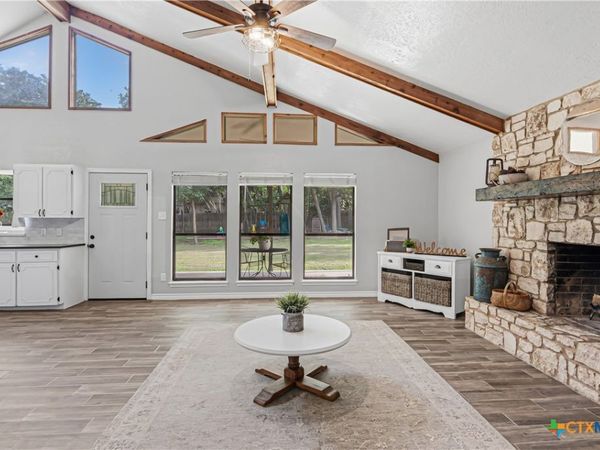 122 Twin Oak Road, Seguin, TX 78155