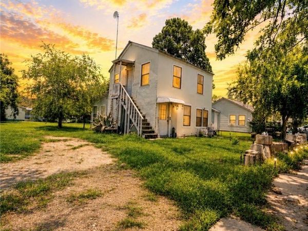 409 N Avenue D , Waelder, TX 78959