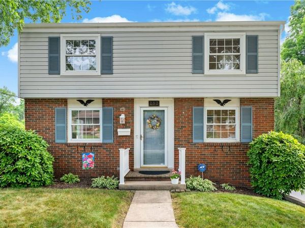 212 Mardi Gras Dr, Pittsburgh, PA 15239