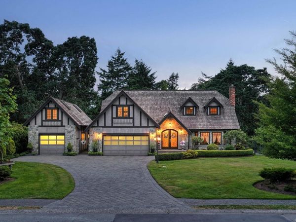 2773 Arbutus Rd , Saanich, BC V8N 5X8