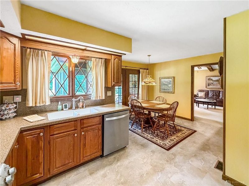 5016 Lausanne Drive, Centerville, OH 45458 Photo 4