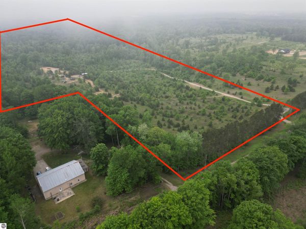 5 Kasson Road, Maple City, MI 49664
