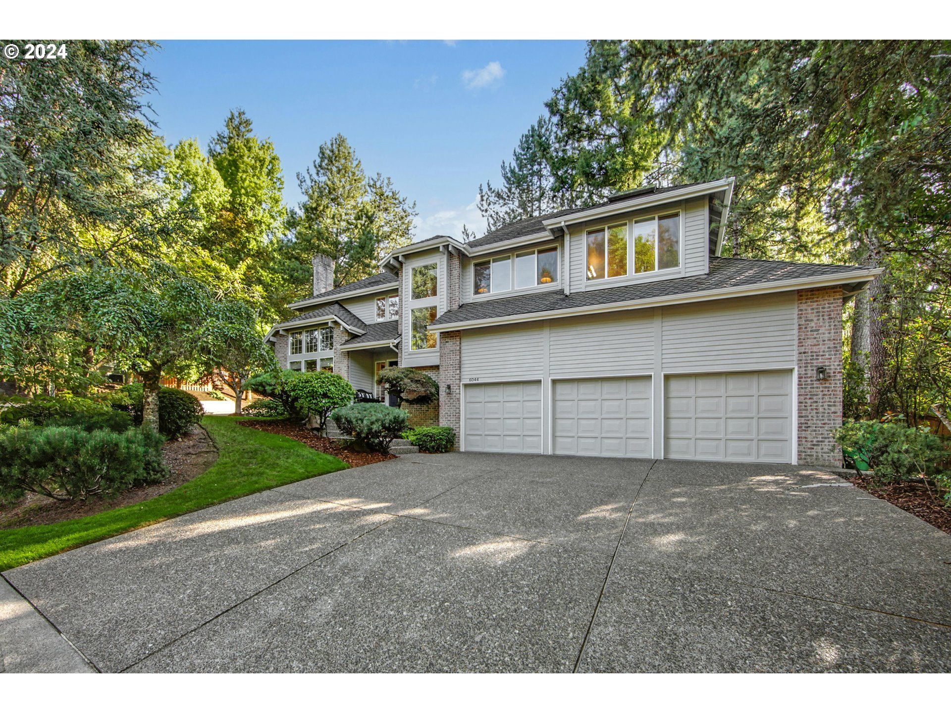 6044 SW Knightsbridge Dr, Portland, OR 97219 Main Photo