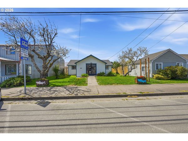 125 N 8TH ST, Lakeside, OR 97449
