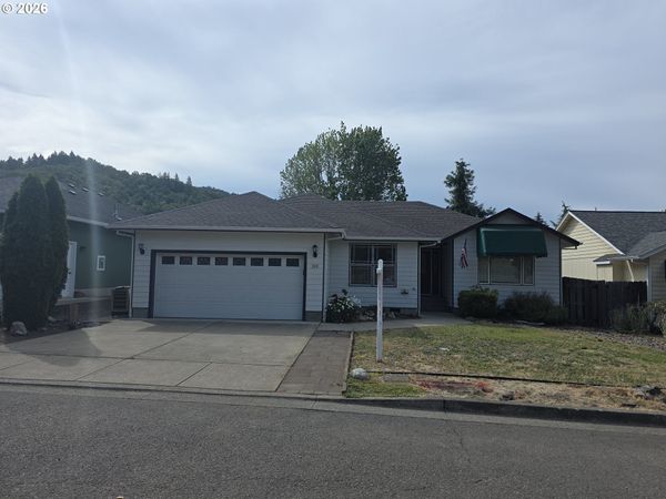 260 VILLAGE DR, Winchester, OR 97495