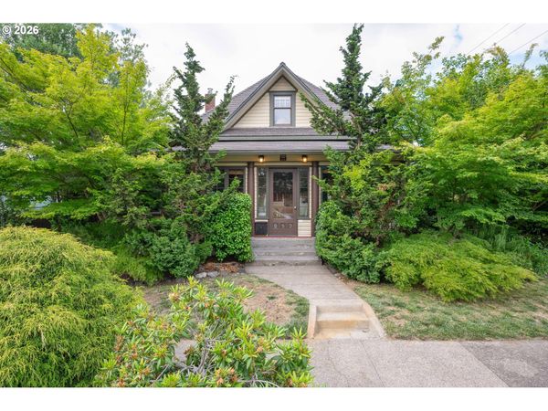 952 C ST, Springfield, OR 97477