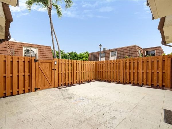 1418 Park Shore CIR, Unit 3, FORT MYERS, FL 33901