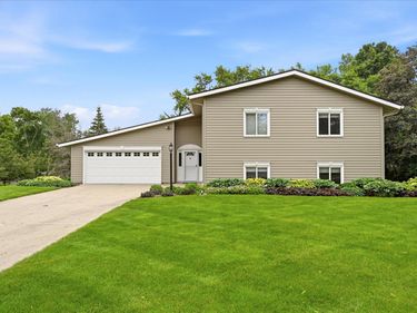 1484 Crest Drive, Chaska, MN 55318