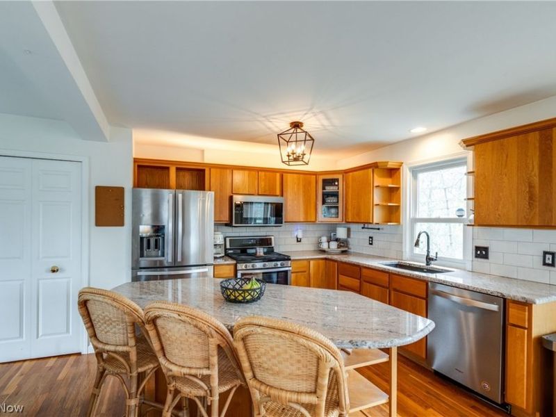 7156 Holzhauer Road, Sagamore Hills, OH 44067 Photo 12