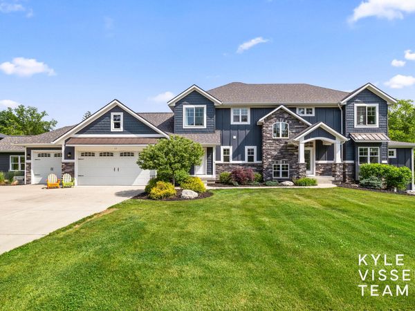 69 Lakeside Drive SE, Grand Rapids, MI 49506