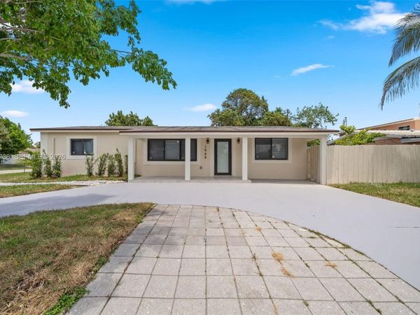 1944 NE 2nd Ave , Pompano Beach, FL 33060