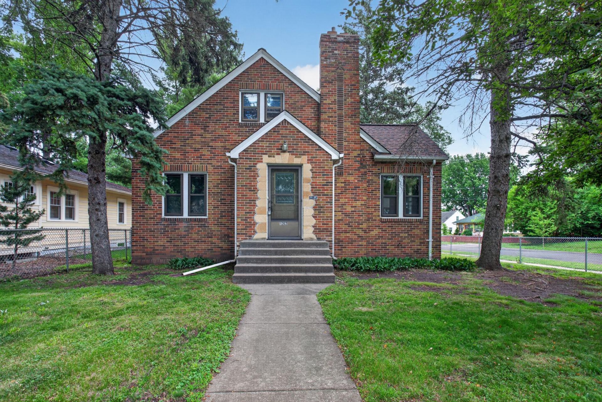 1262 Edgcumbe Road , Saint Paul, MN 55105