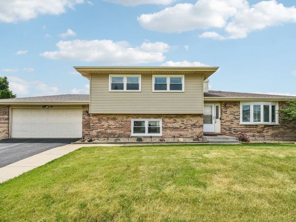 410 Flint Trail , Carol Stream, IL 60188