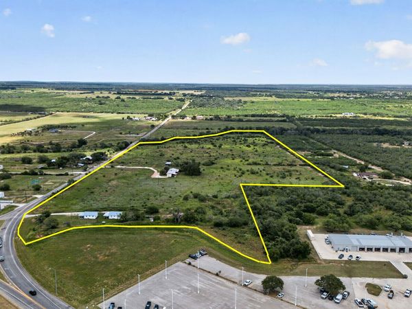 180 County Road 777, Devine, TX 78016