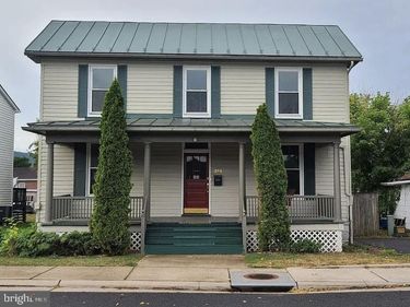 214 E QUEEN STREET , STRASBURG, VA 22657