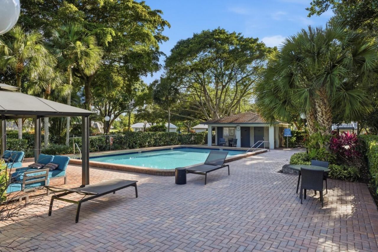 904 W Cypress Lane, Unit V-46, Pompano Beach, FL 33069 Photo