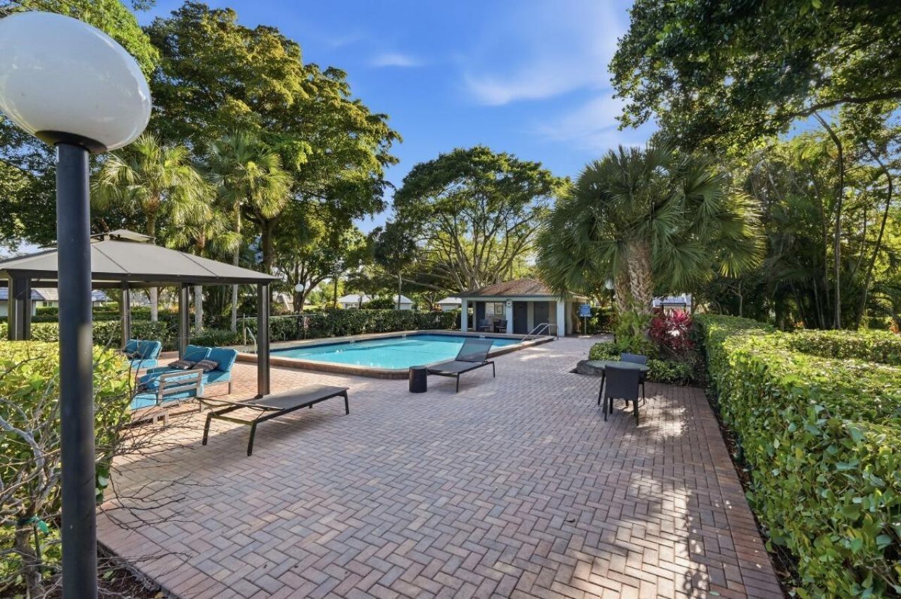 904 W Cypress Lane, Unit V-46, Pompano Beach, FL 33069 Photo