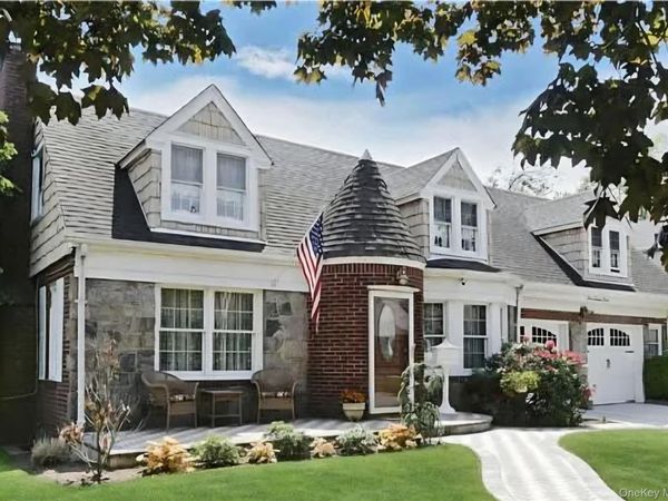 478 Carnation Avenue , Floral Park, NY 11001