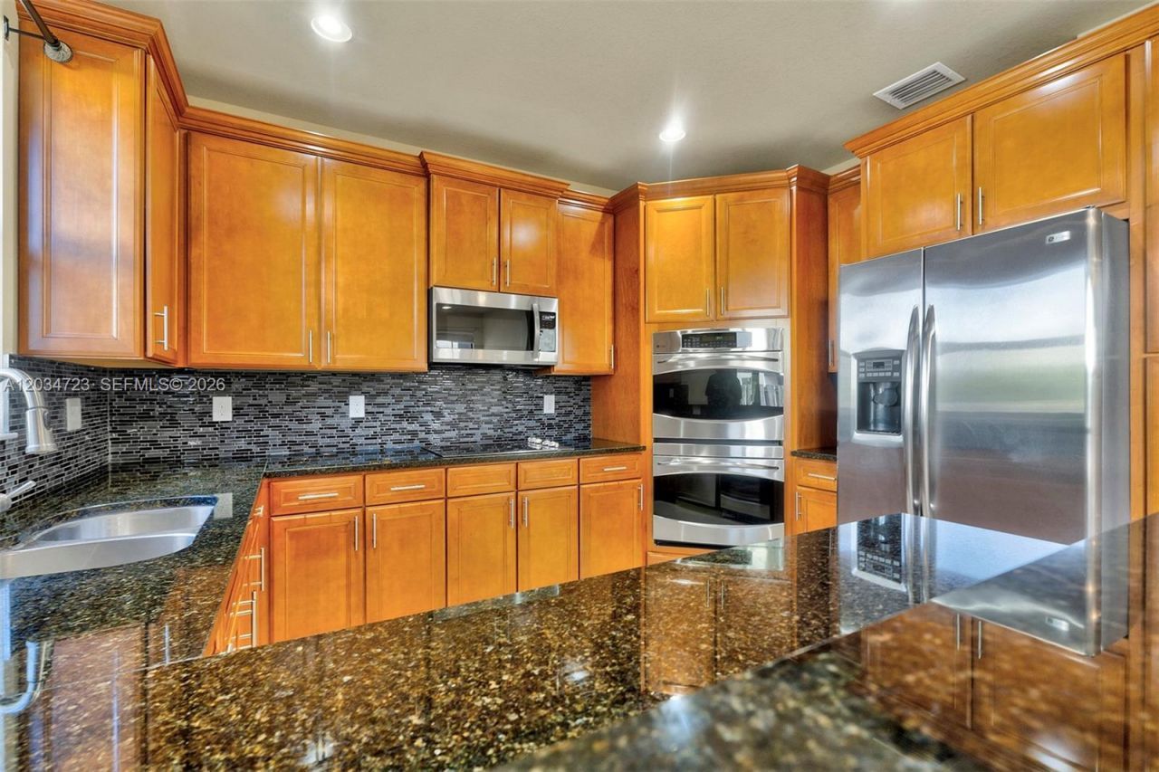 8890 NW 99th Path, Doral, FL 33178 Photo