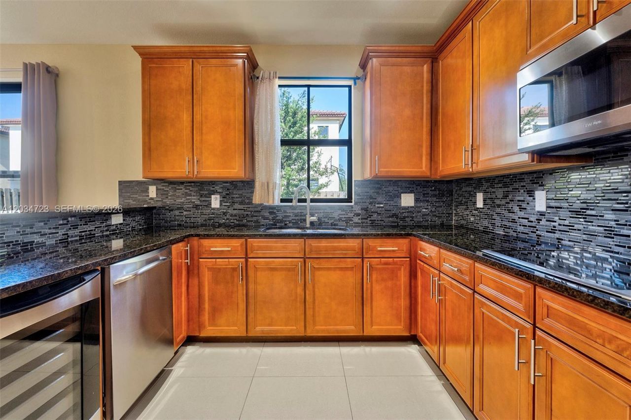8890 NW 99th Path, Doral, FL 33178 Photo