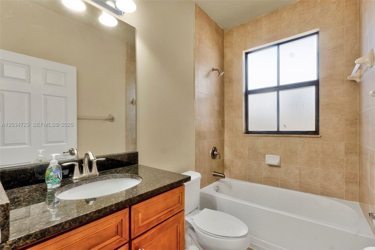 8890 NW 99th Path, Doral, FL 33178 Photo