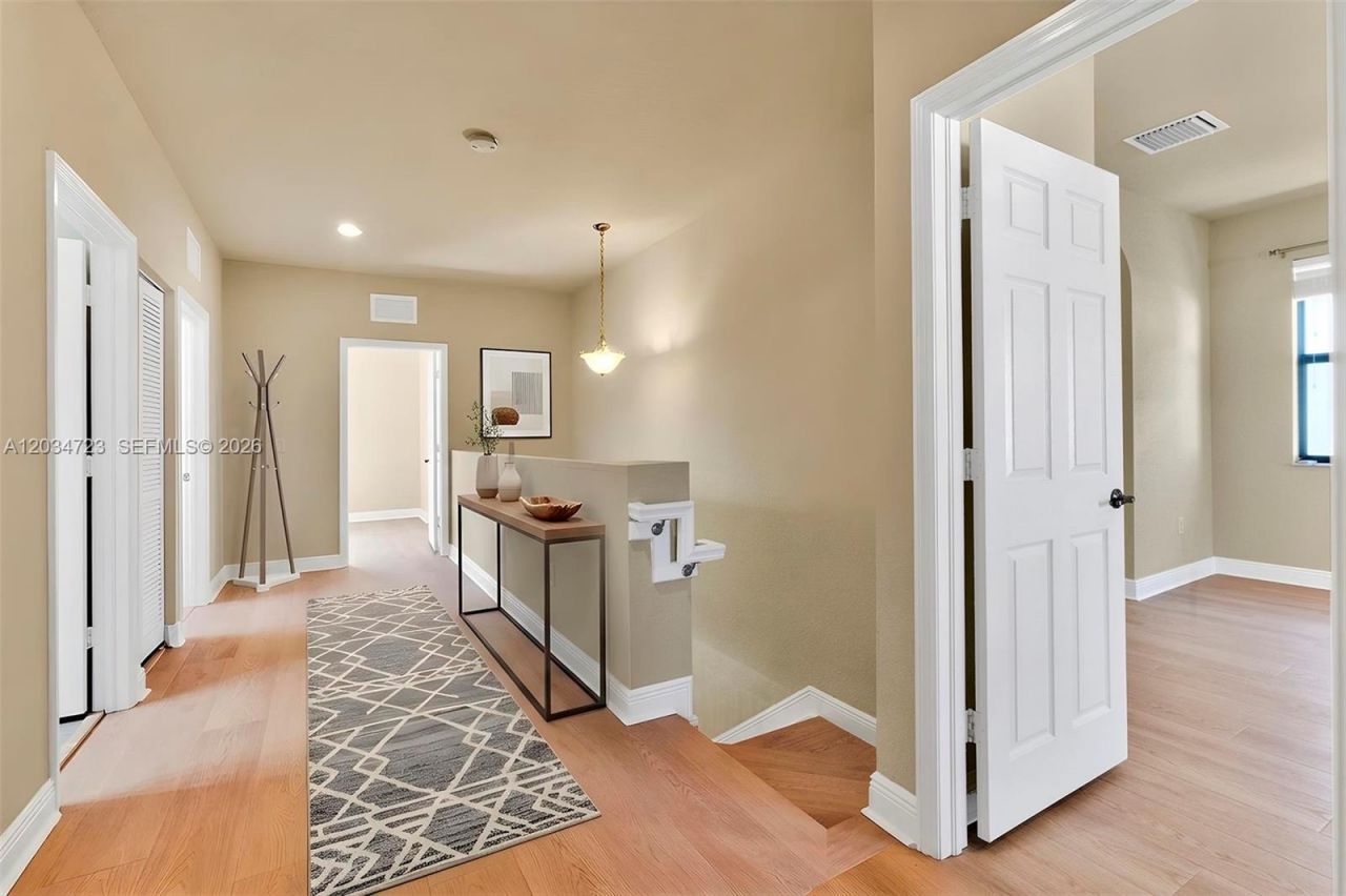 8890 NW 99th Path, Doral, FL 33178 Photo