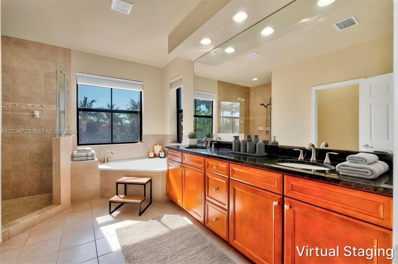 8890 NW 99th Path, Doral, FL 33178 Photo