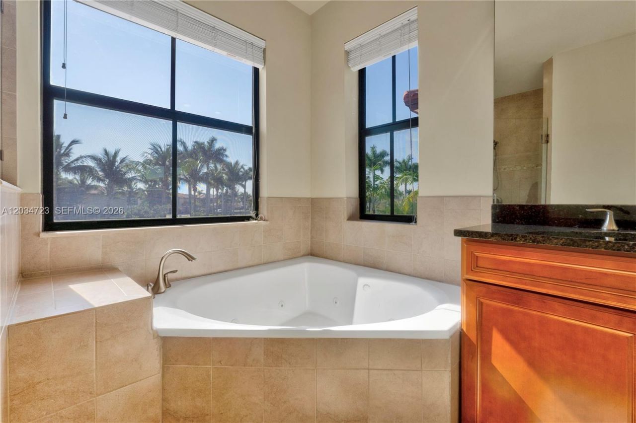 8890 NW 99th Path, Doral, FL 33178 Photo