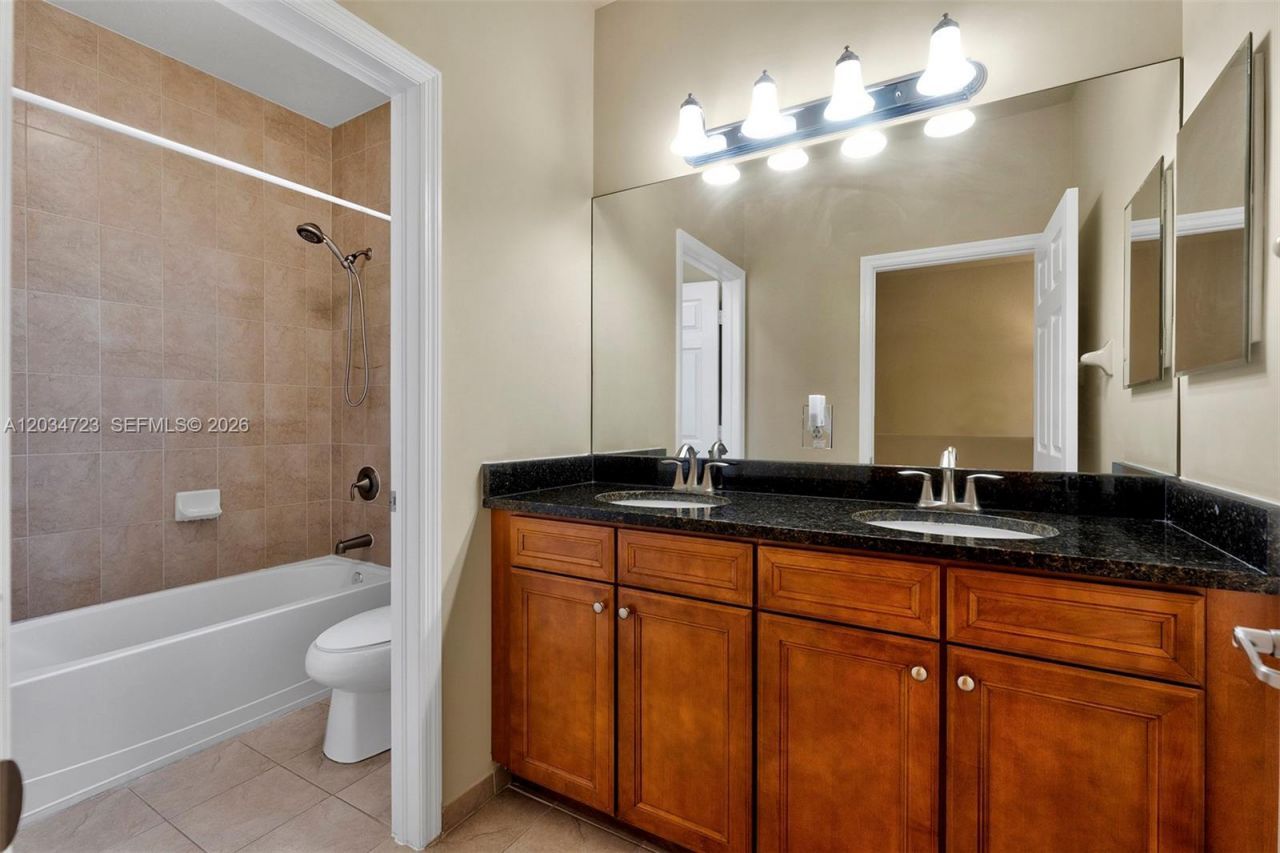8890 NW 99th Path, Doral, FL 33178 Photo