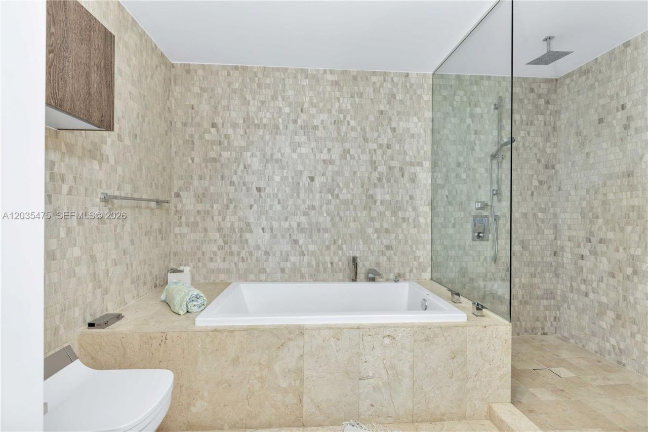 68 SE 6th St , Unit 1611, Miami, FL 33131 Photo