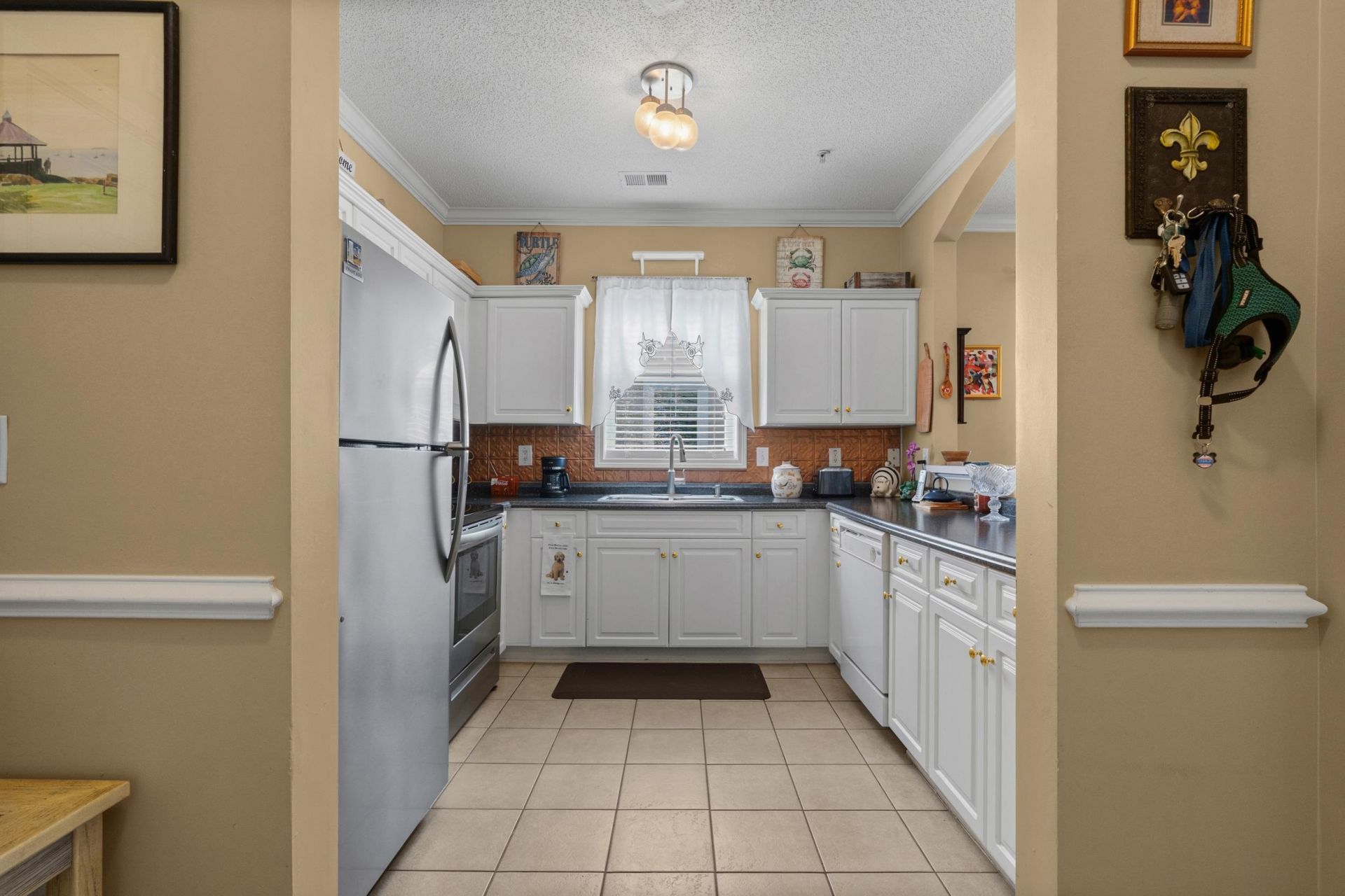 600 Heathrow Dr.  Photo 12