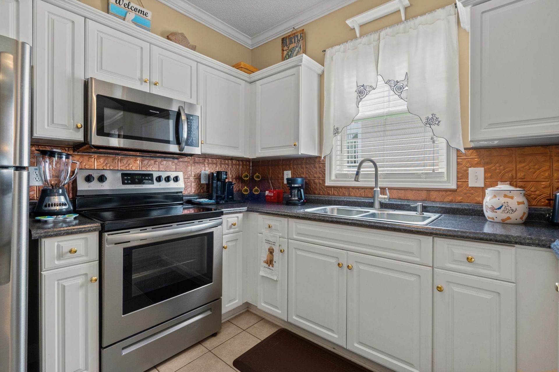 600 Heathrow Dr.  Photo 14