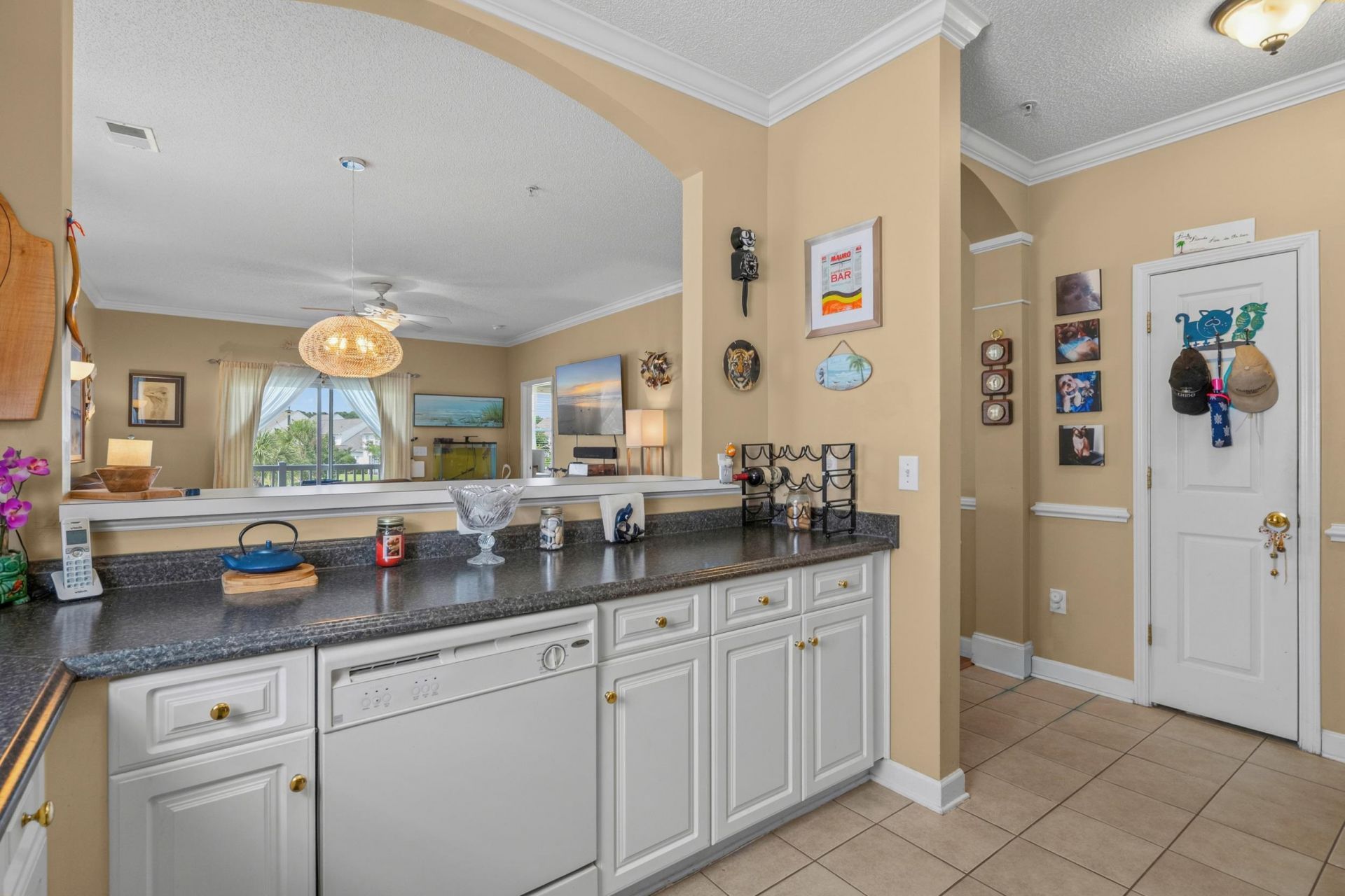 600 Heathrow Dr.  Photo 15