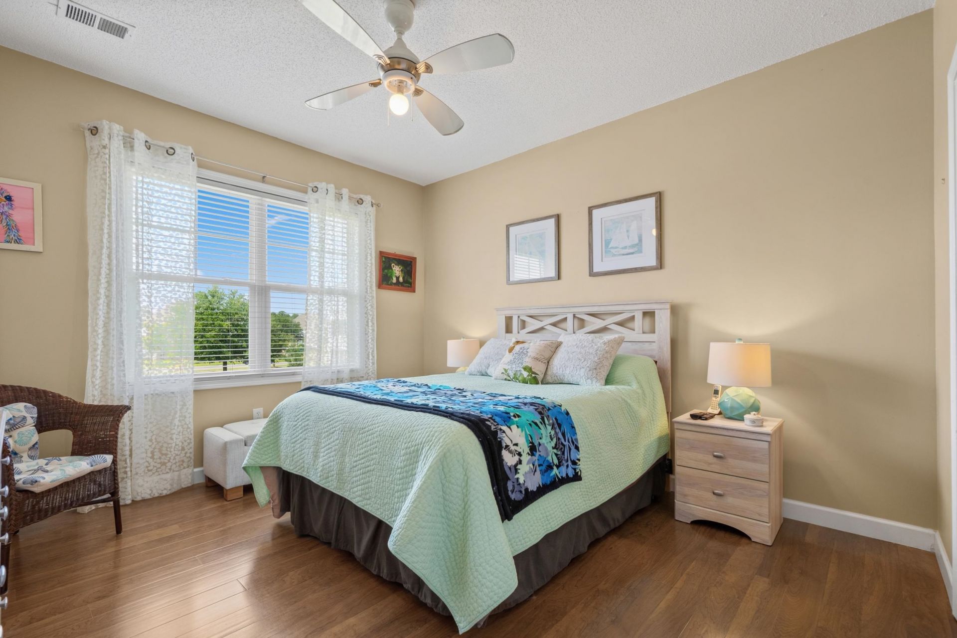 600 Heathrow Dr.  Photo 17