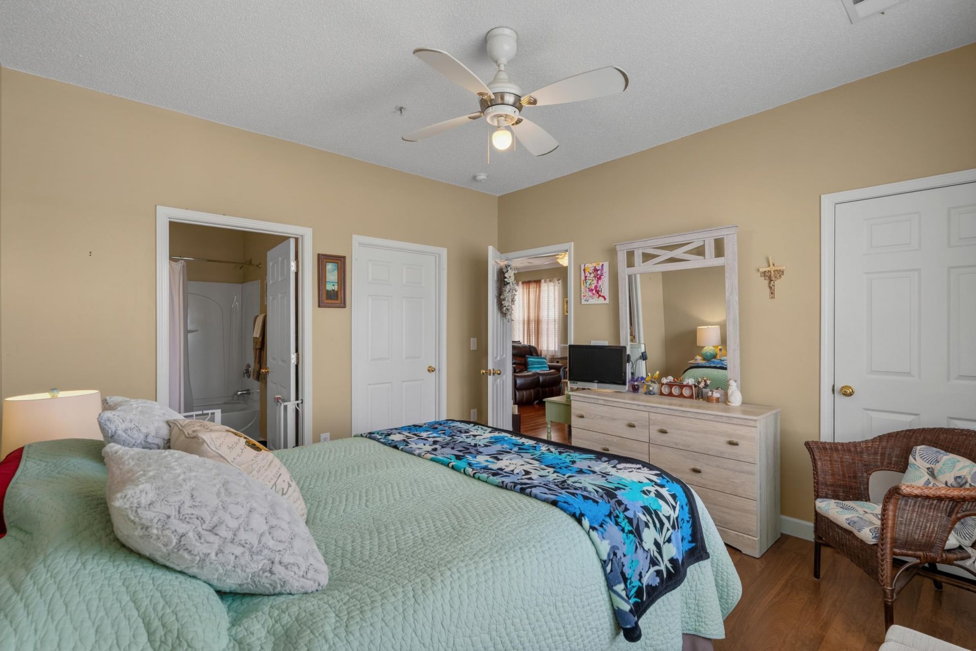 600 Heathrow Dr.  Photo 19